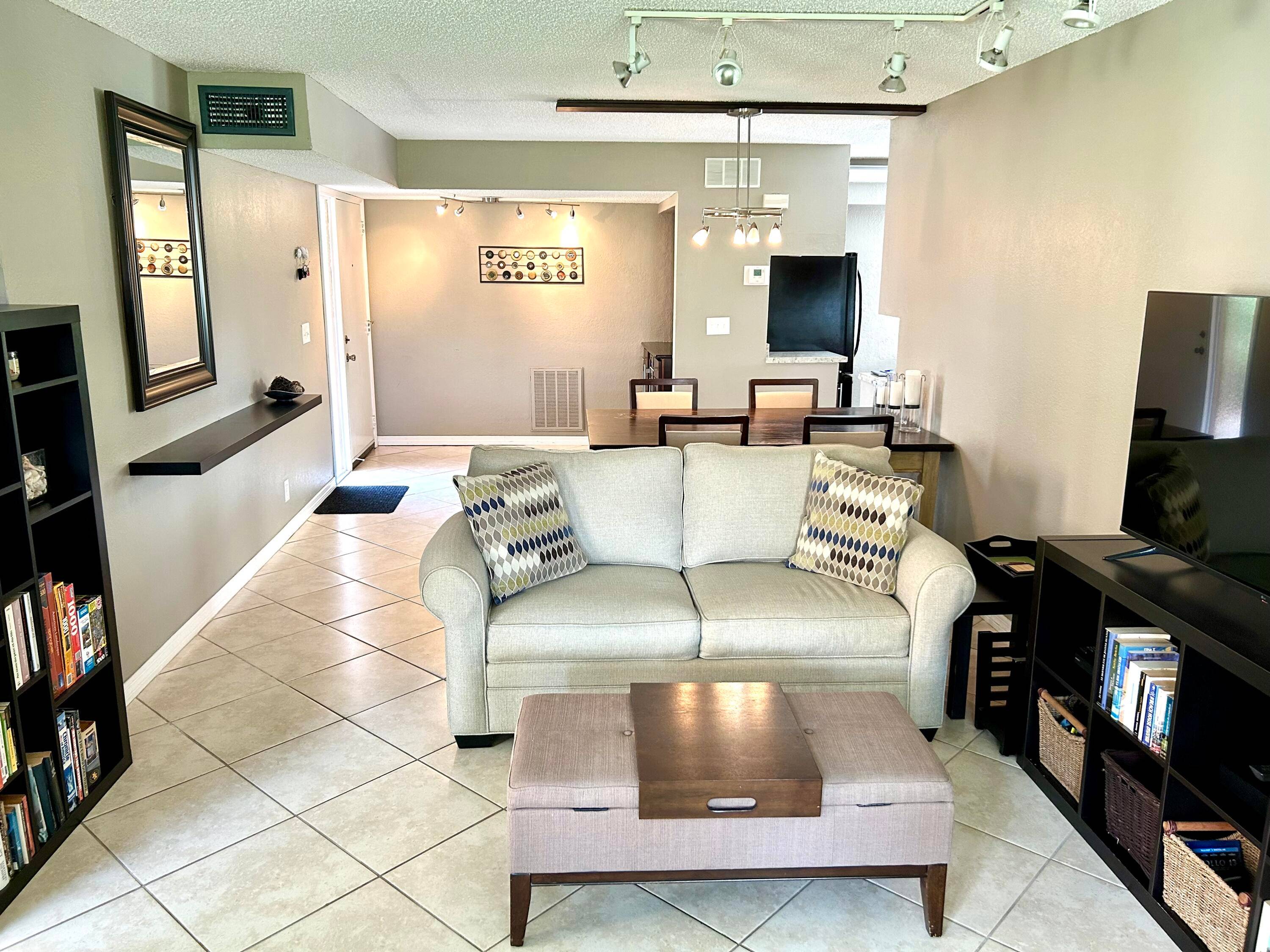 Beautiful corner unit on the ground floor, featuring 2 bedrooms and 2 bathrooms.