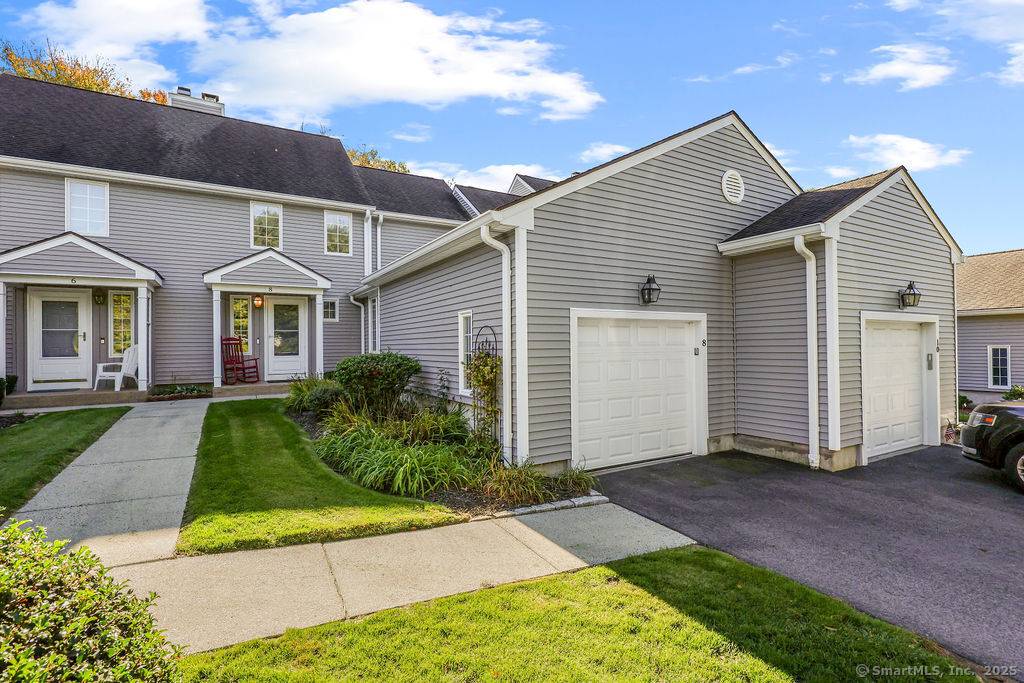 Welcome to this beautiful condo in one of Glastonbury's most popular communities, ideally located near the New London Turnpike for quick access to shopping, dining, and the highway.