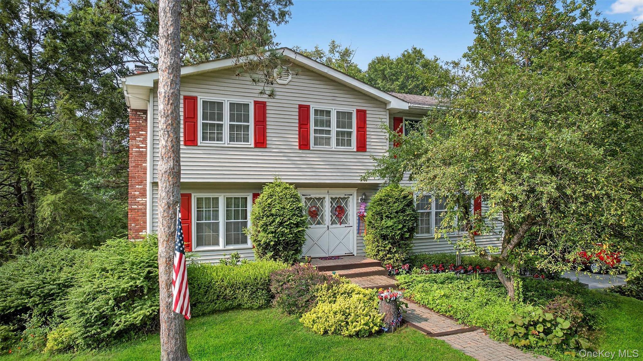 Elegant Colonial in Exclusive Tomahawk Lake Community Welcome to this impressive 4 bedroom, 2.