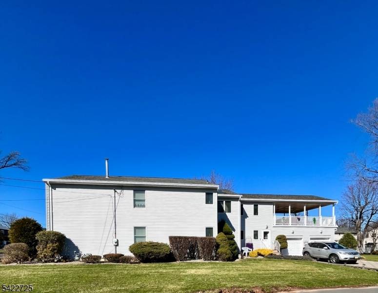 Located in one of North Edison's most desirable neighborhoods within a top rated school district, this spacious single family home offers approximately 3, 484 sq ft of well designed living ...