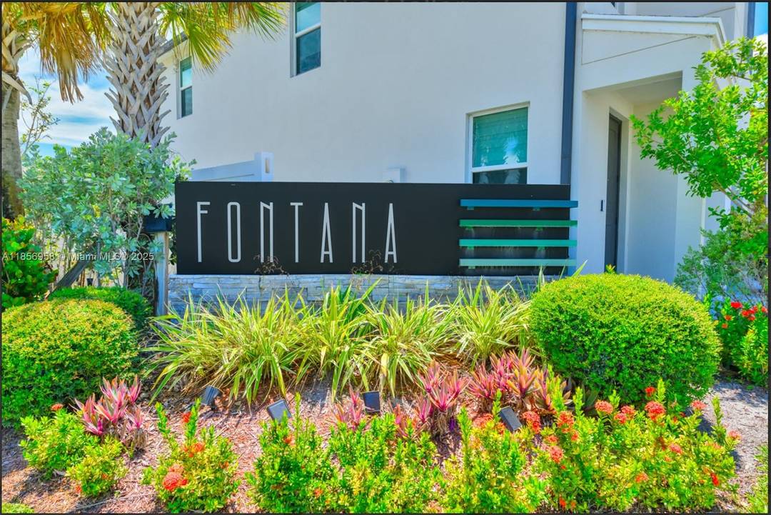 Townhouse is n excellent condition and move in ready.