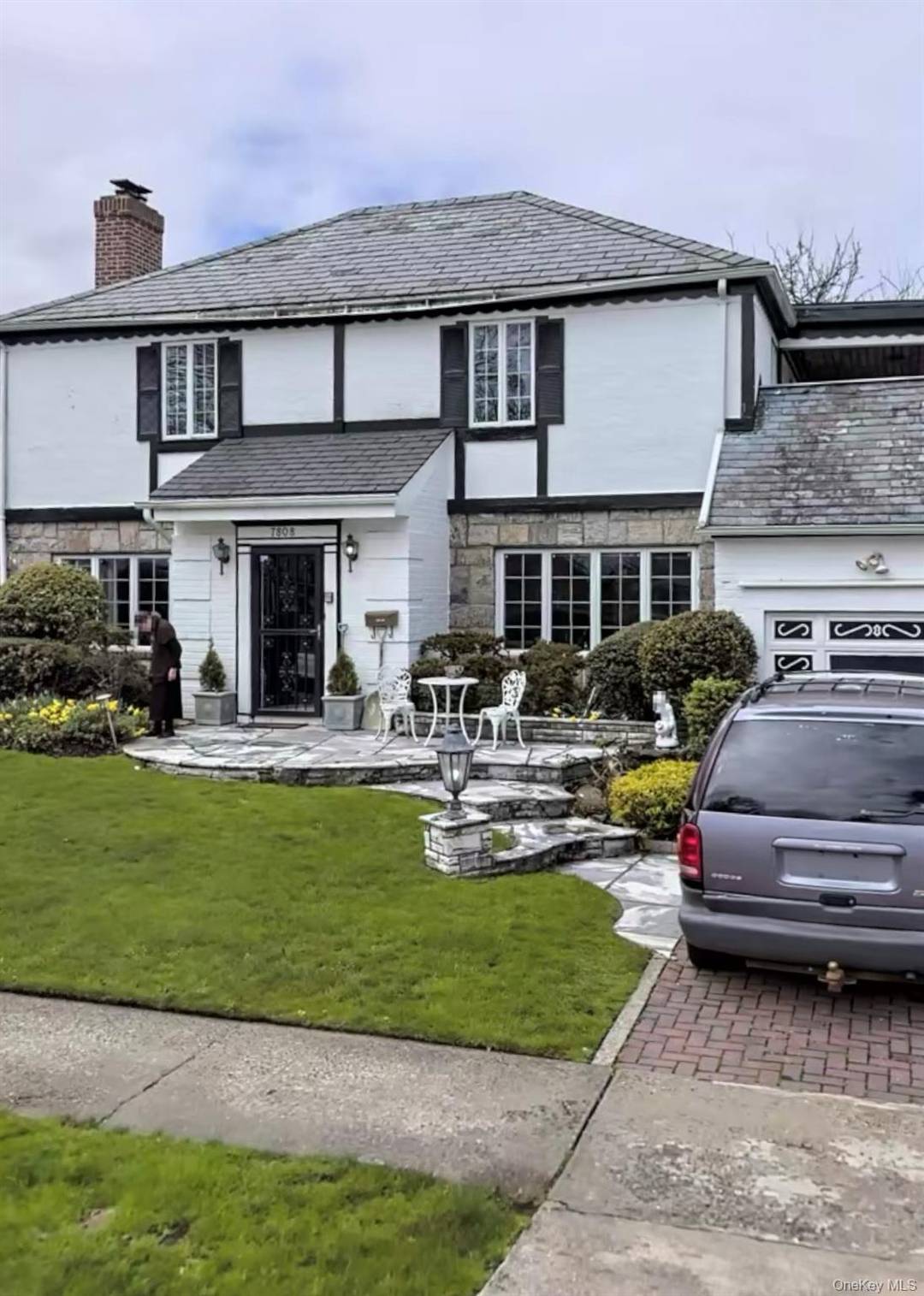 60x100 lot, Extended House perfectly situated in a prime, convenient location.