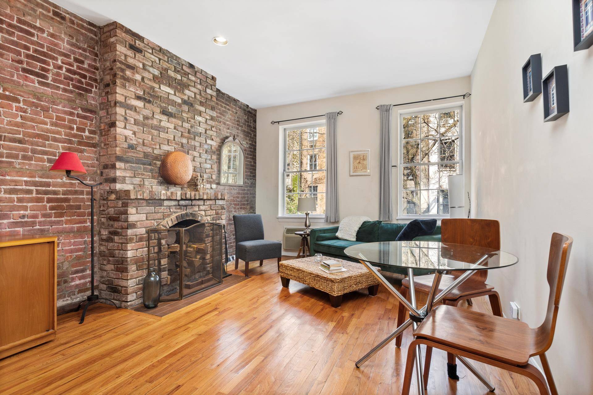 Nestled on a picturesque tree lined block in the heart of prime Chelsea, this quiet and charming one bedroom apartment offers a warm and inviting retreat.