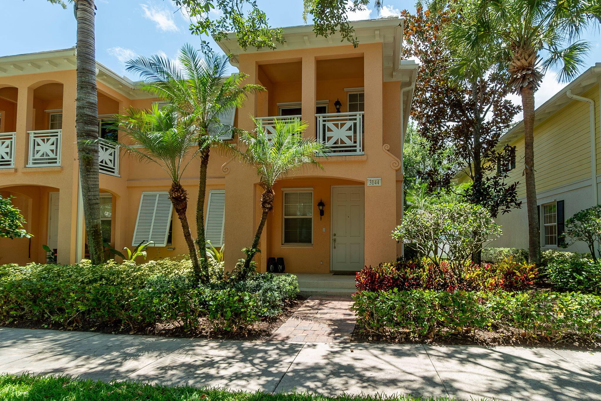 Live the coastal lifestyle in this beautifully maintained townhome located in the heart of Jupiter, just under 5 miles from the pristine beaches of the Atlantic.