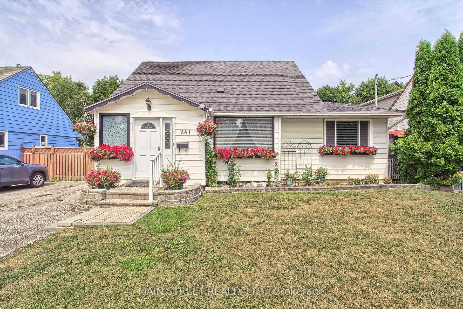 Step Inside This Charming 1 1 2 Storey 3 1 Bedroom, 3 Bath Home !