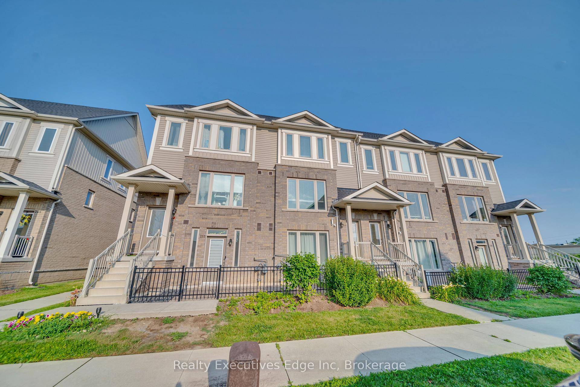 Ideal for downsizers or first time buyers, this affordable 1 bedroom, 1 bathroom apartment offers convenient, stair free living in a newer neighborhood.