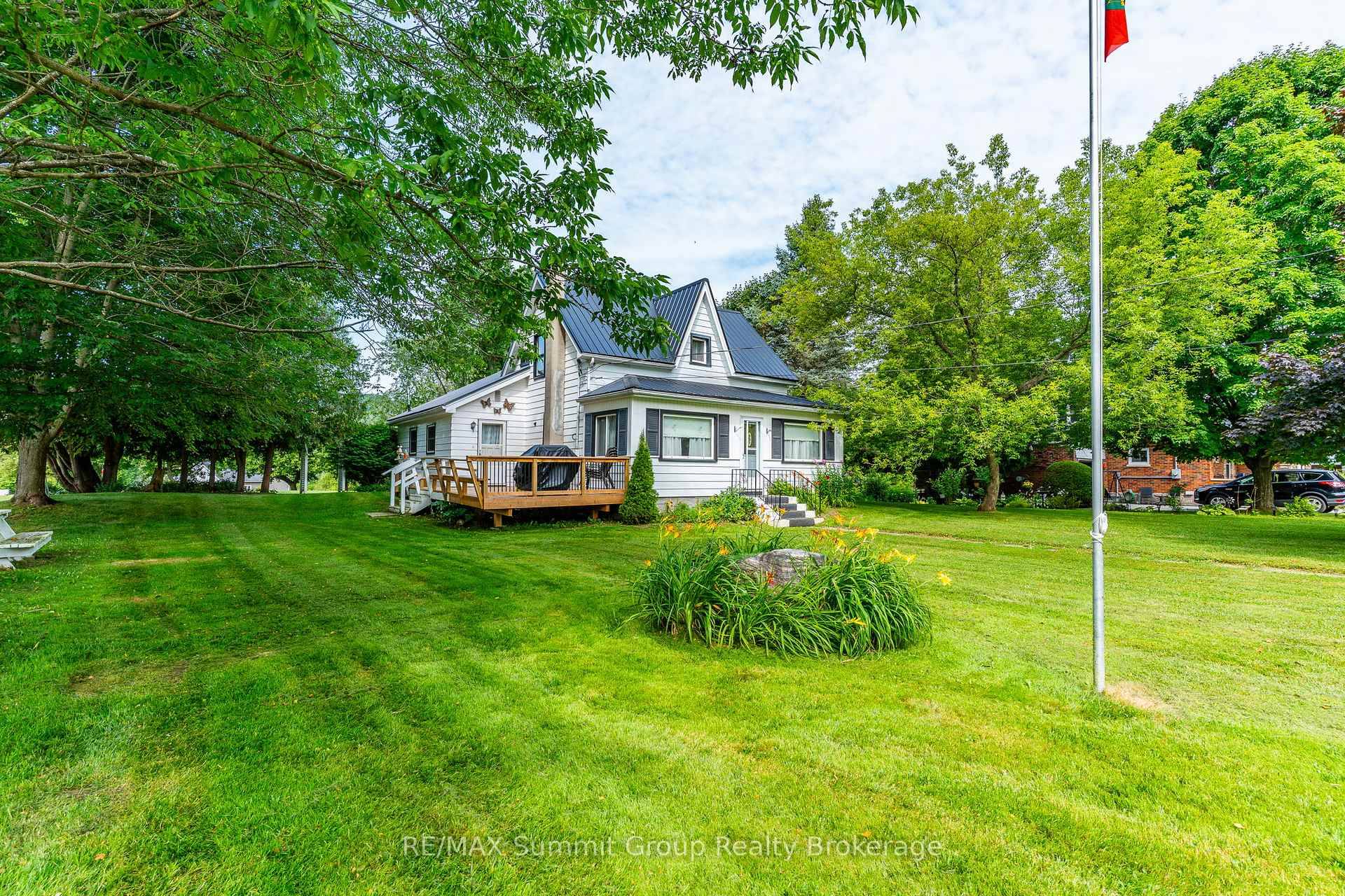 Located at the edge of Kimberley, this 5 bed, 2 bath, 1.