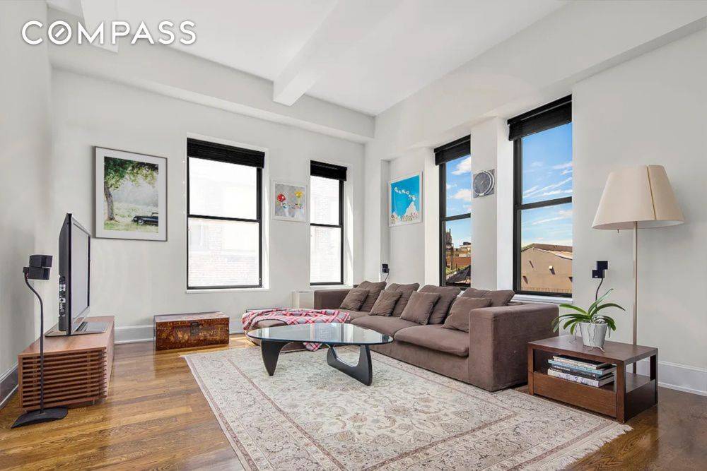 260 Park Avenue South features the perfect blend of pre war charm and a modern, luxurious finish.