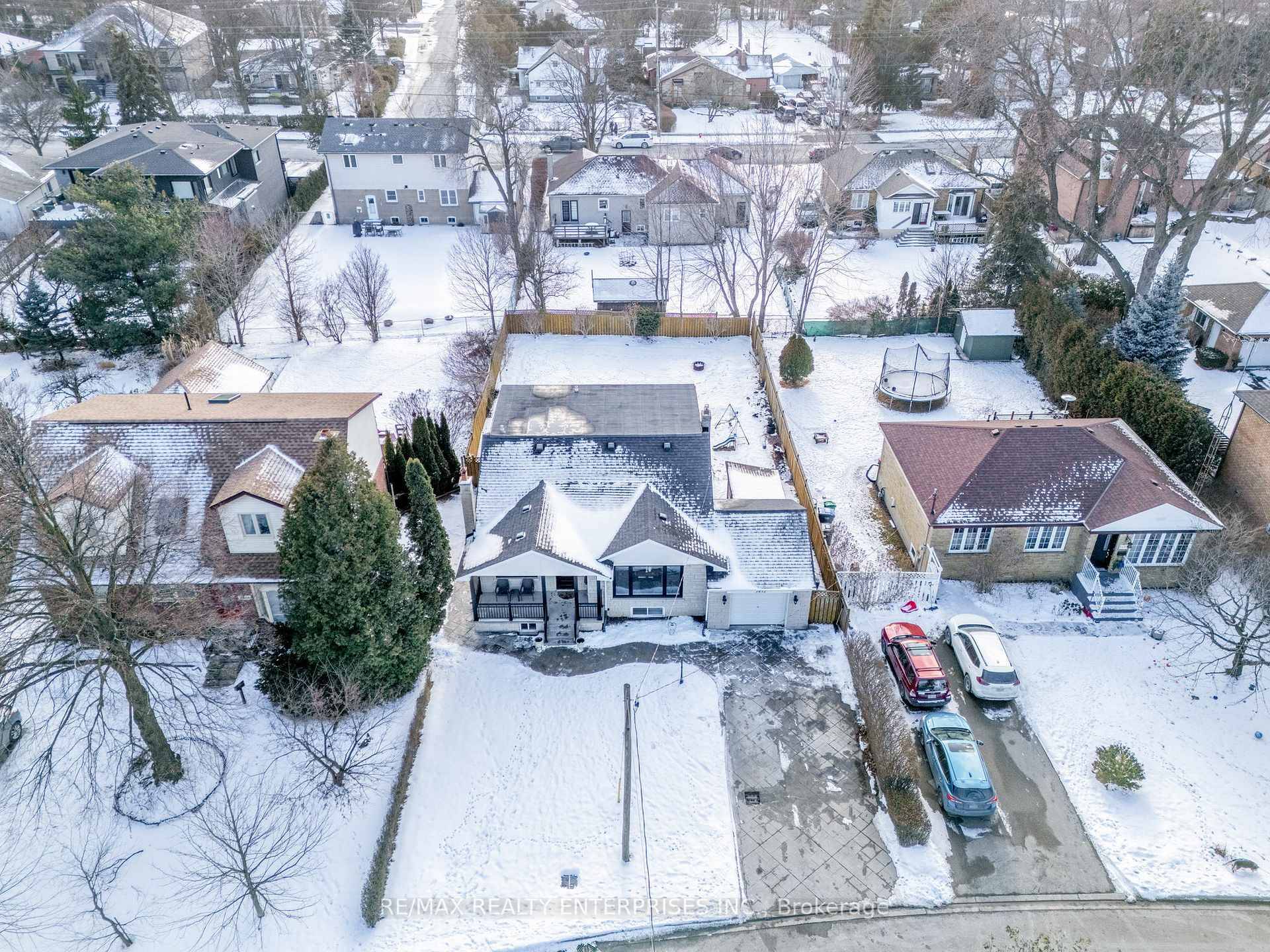 A rare opportunity to own a beautiful home in the mature Lakeview community, with convenient access to the QEW, transit, and shopping.