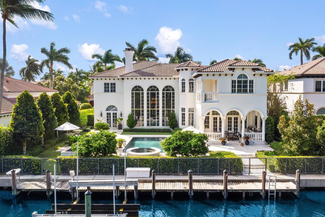 Beautiful waterfront estate with 5BR 5.