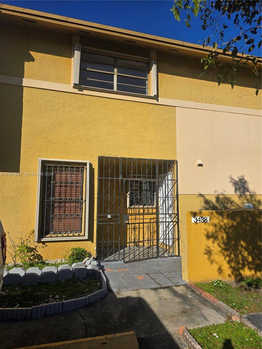 Amazing Townhome located in a Hot area near FIU, with laminate flooring, great spaces, huge backyard and very spacious Bedrooms.