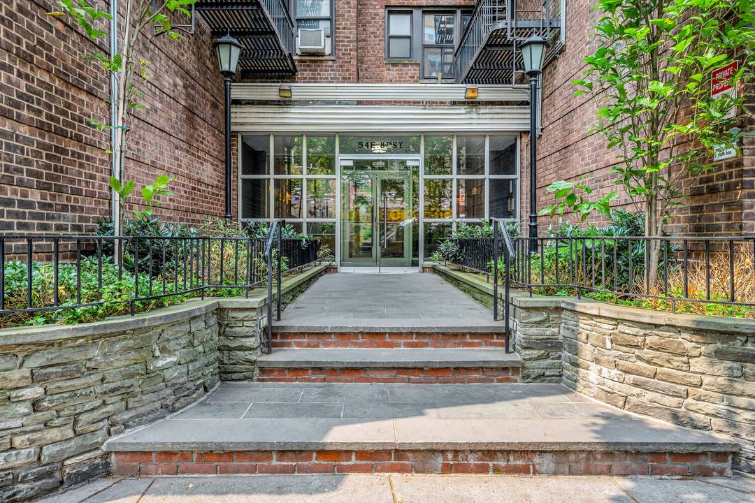 Prime Greenwich Village Residence Apartment 3L 50 East 8th Street in the Heart of Greenwich Village Asking Price 425, 000 Maintenance 1618 This apartment is being sold with a tenant ...
