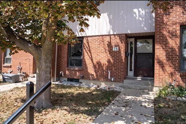 Welcome to this bright and spacious 2 storey townhome offering comfort, convenience, and great amenities !