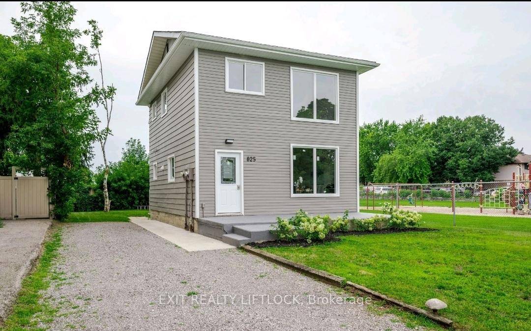 Beautifully renovated 2 bedroom, 1 bathroom upper unit in a well maintained duplex.