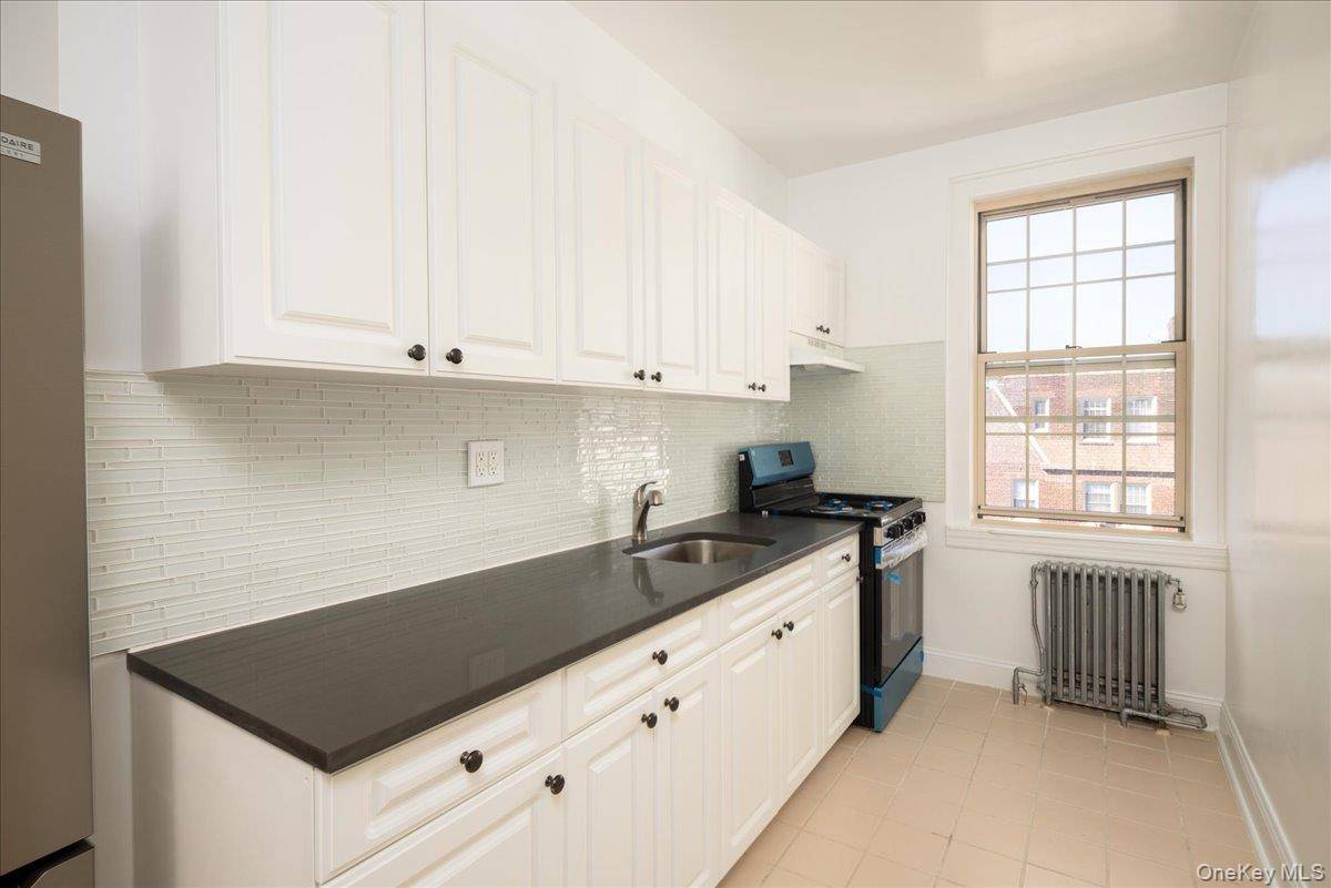 This top floor amazing 2 bedroom, 1 bathroom apartment at Talbot Gardens Condominium features your own private roof top deck which is over 500 sq.