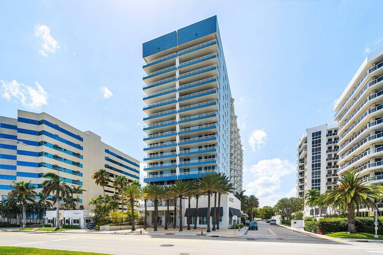Beautiful one bedroom condo with stunning city views, on the inter coastal with in walking distance to Palm Beach, Clematis and CityPlace.