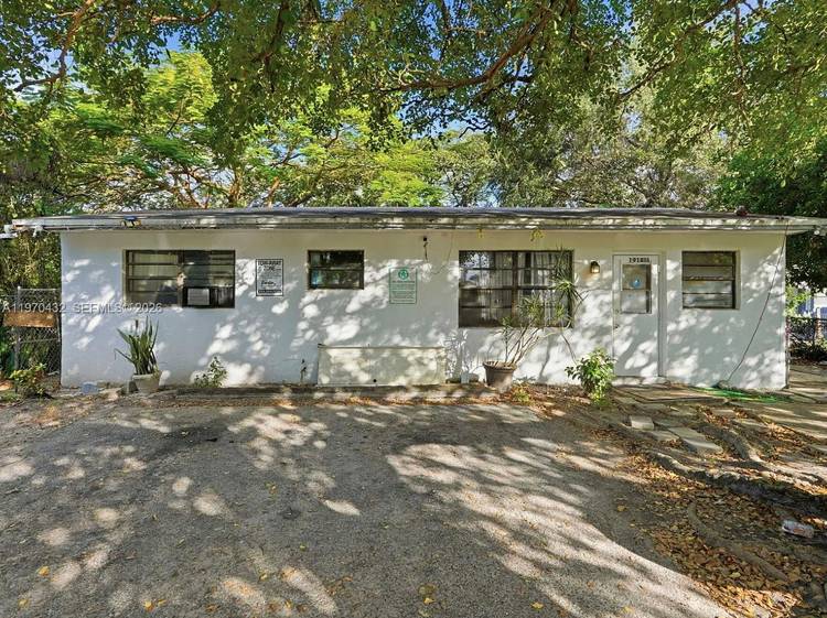 Duplex operating as a fourplex in the center of it all !