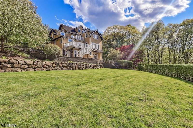 Nestled in the Hill Section of Mountain Lakes this stunning Grand Manor Hapgood blends refined, comfortable living with resort style amenities.