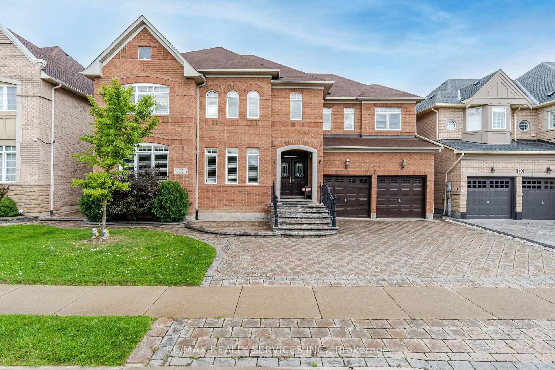 Elegant Detached Home In Prestigious Streetsville Glen Tucked Away In An Exclusive Enclave, This Stunning Detached Home Offers Luxury, Space, And Privacy In The Highly Sought After Streetsville Glen Neighbourhood.