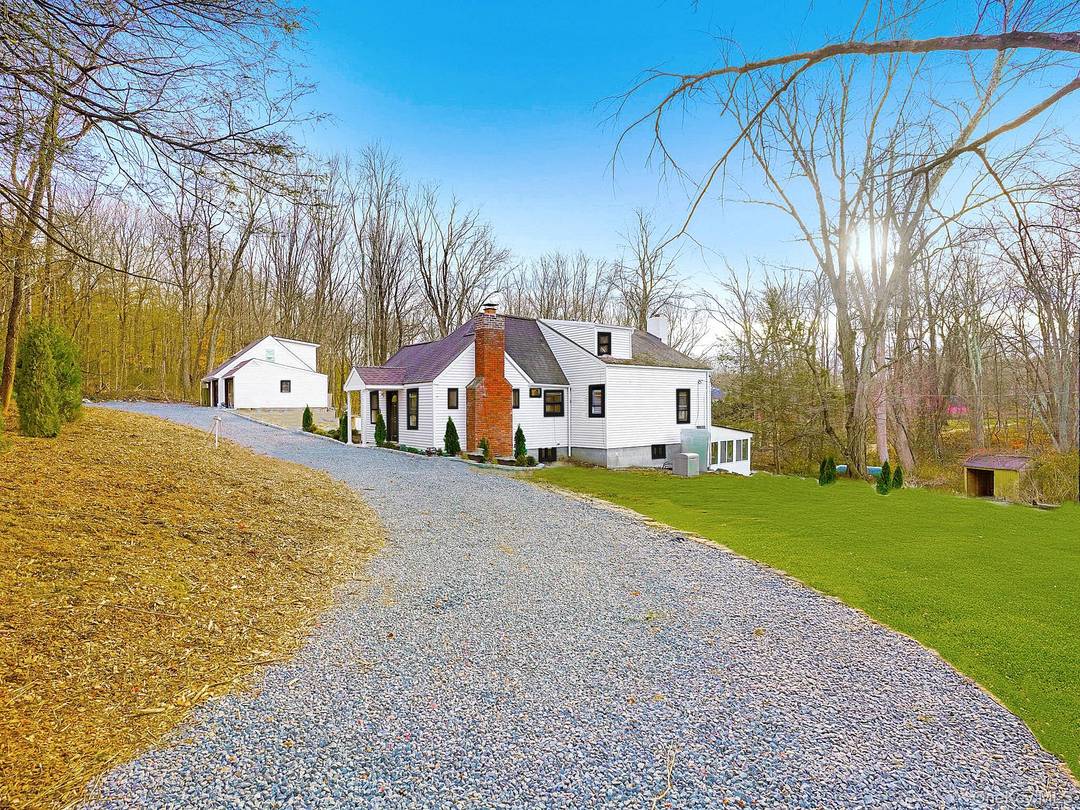 Nestled along one of Bedford s most scenic and tranquil country lanes and just minutes from the heart of historic Bedford Village, this completely renovated modern farmhouse inspired home captures ...