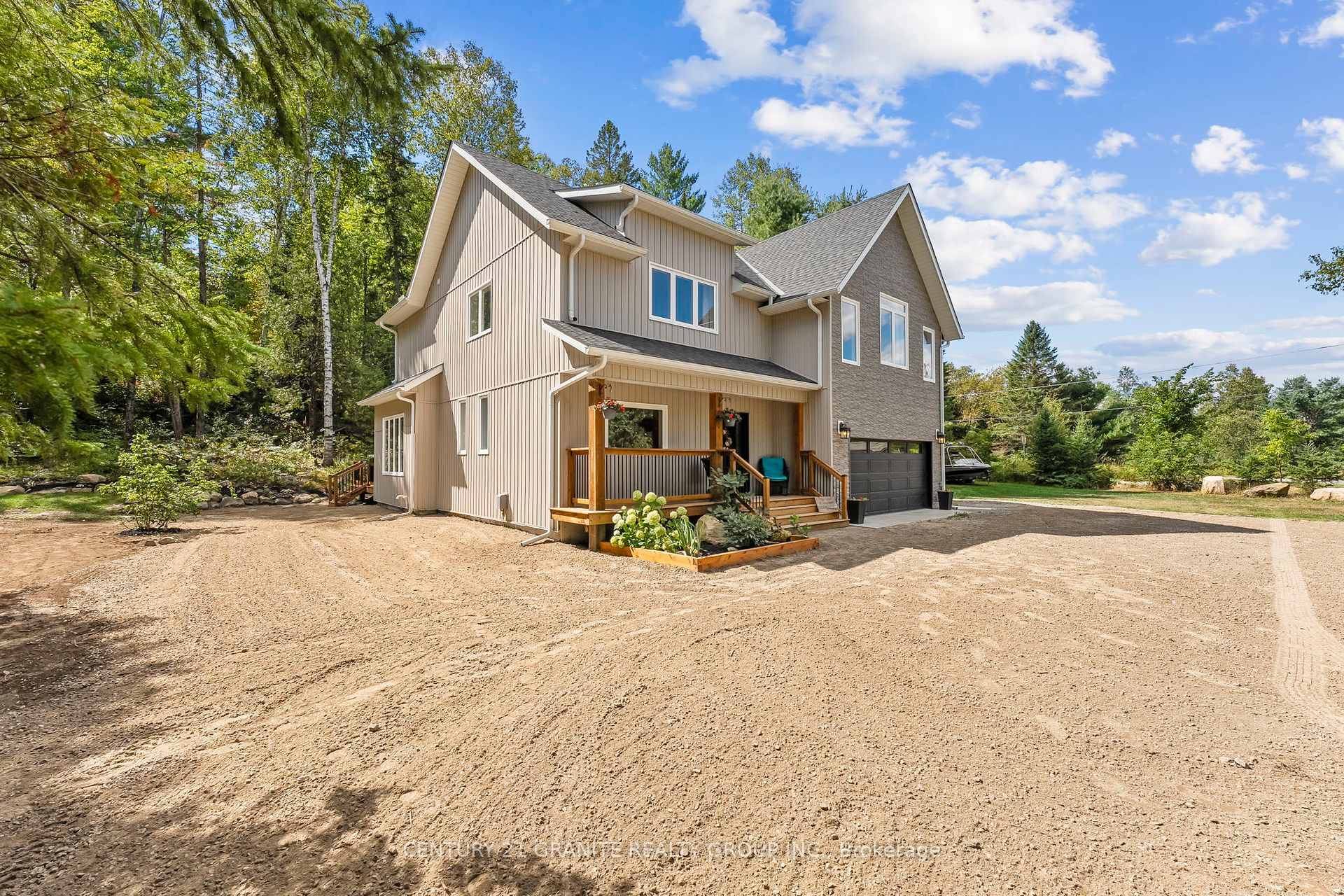 Welcome to New Carlow ! This spacious one owner home, built in 2022, sits on 1.