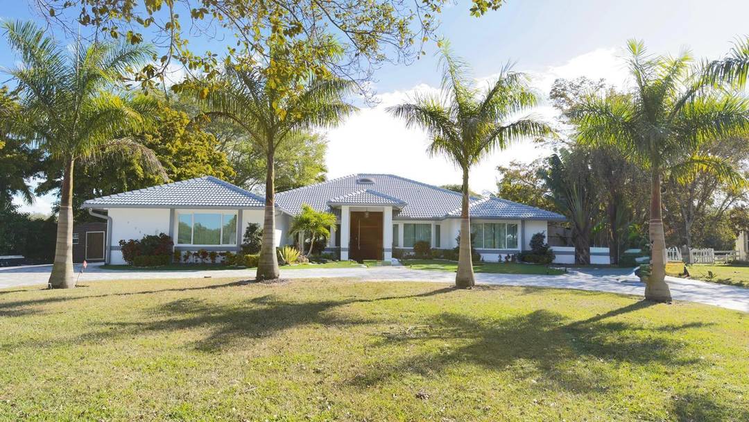 Furnished Rental in Parkland Available NowBeautifully furnished single family home located in the heart of Parkland.