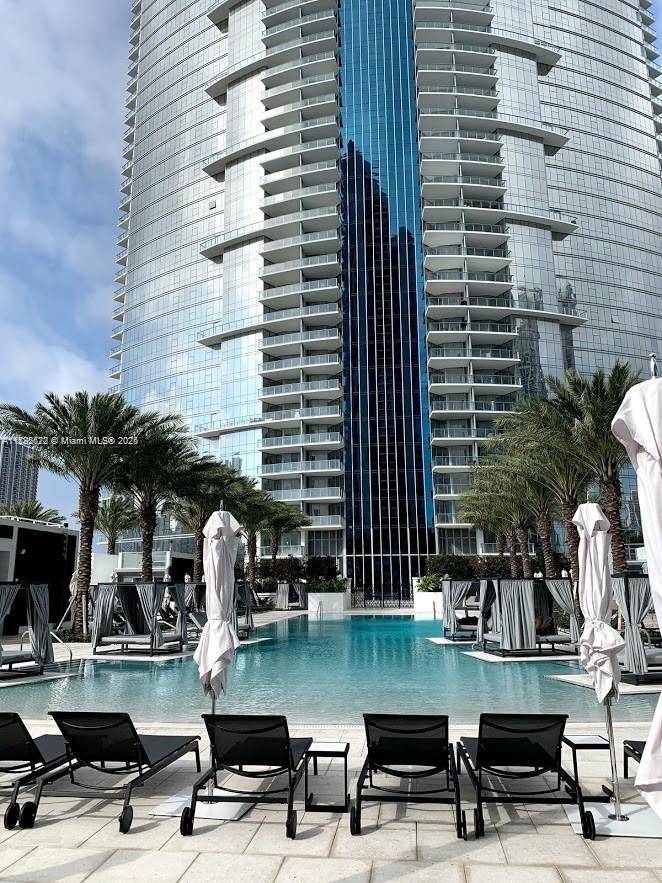 PRICED TO SELL ! Welcome to Paramount Miami World Center the most amenity filled condo building in Downtown Miami.