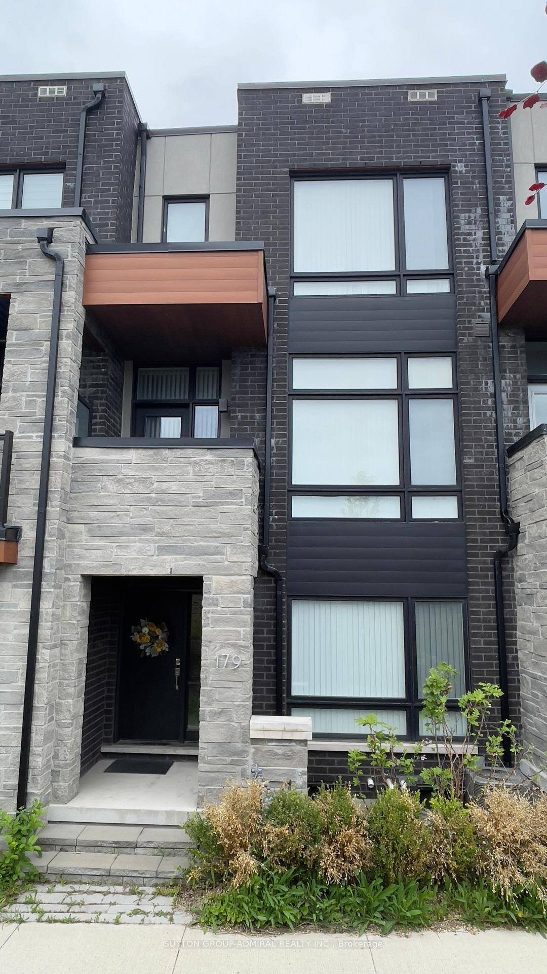 Discover the charm of this exceptional unit townhome in Vellore Village, complete with a double garage.