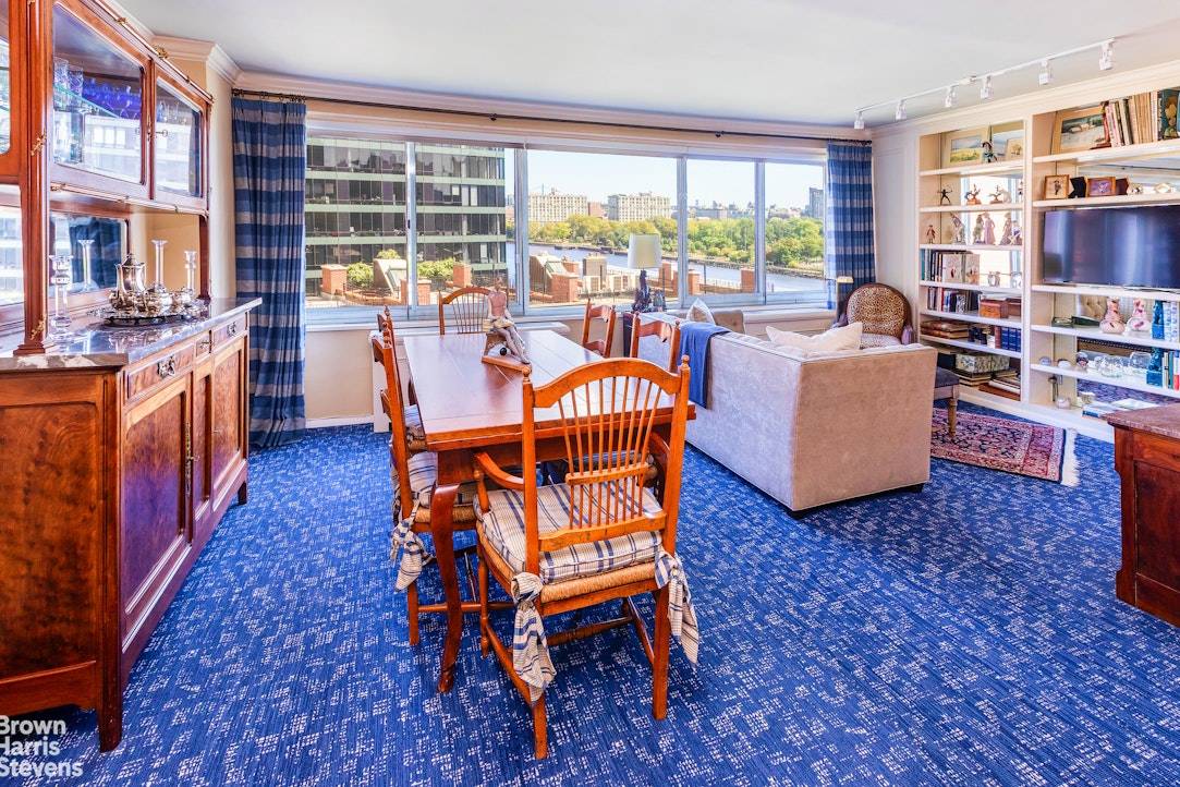 No sacrifices ! Have it all in this move in ready 1, 000 square foot Junior 4 with 1.