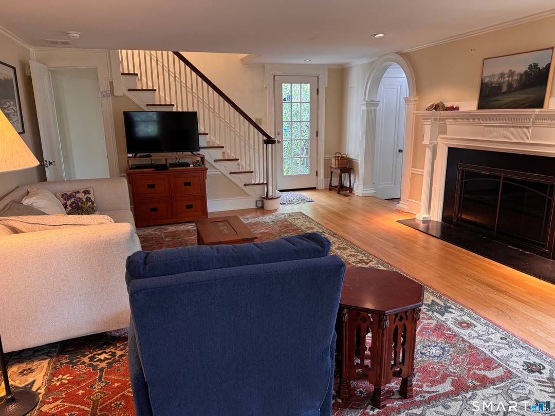 Incredibly charming home on quiet one way street lets you feel like you're in the country, but you're close to Yale, YNHH, downtown New Haven, Edgerton and East Rock Parks ...