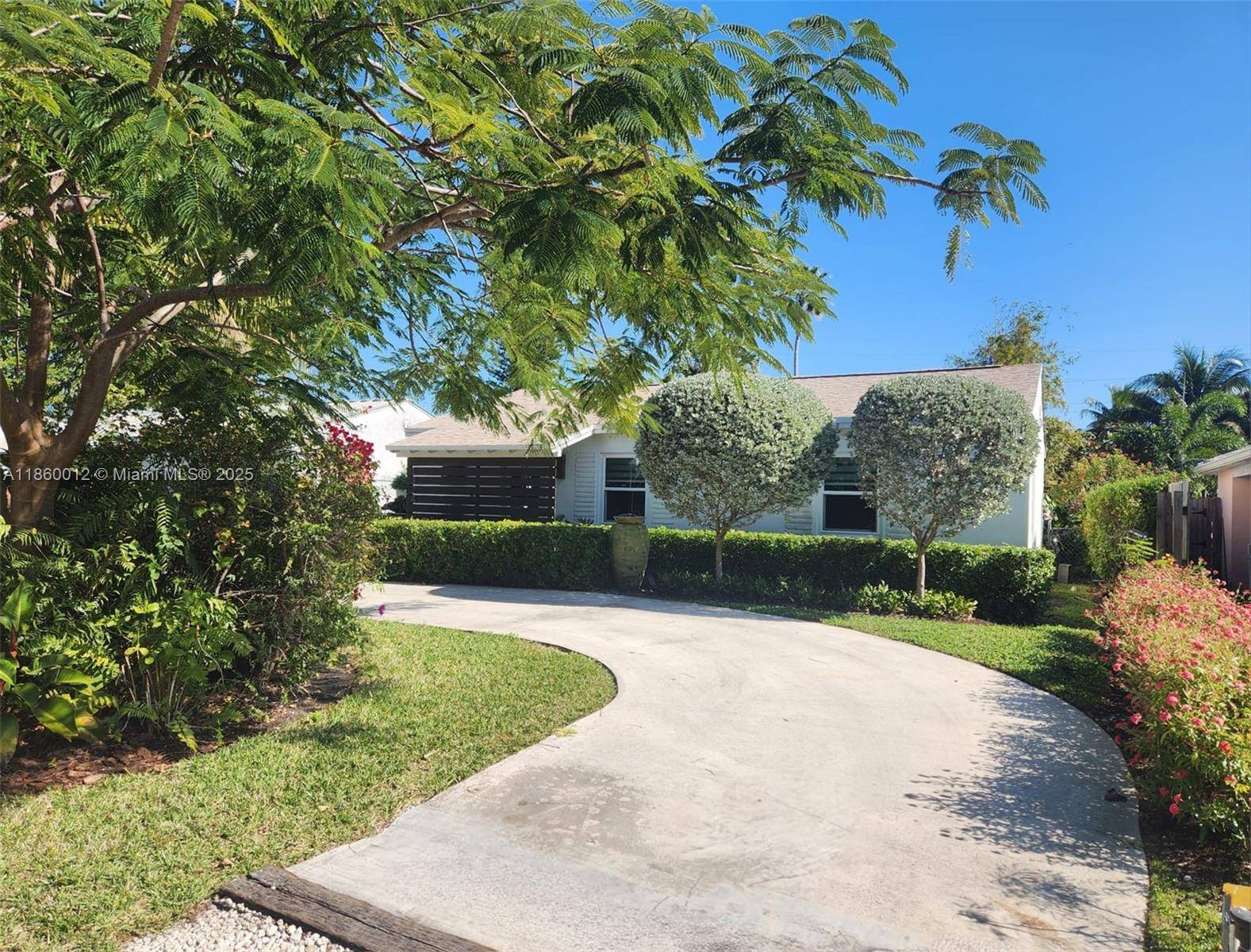 Remodeled home 5 yrs ago with a lush landscaping patio with exotic fruit trees and a romantic vibe.