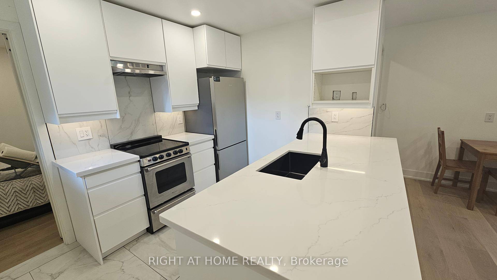 Private amp ; Modern Main Level Suite In East Gwillimbury Available Now !
