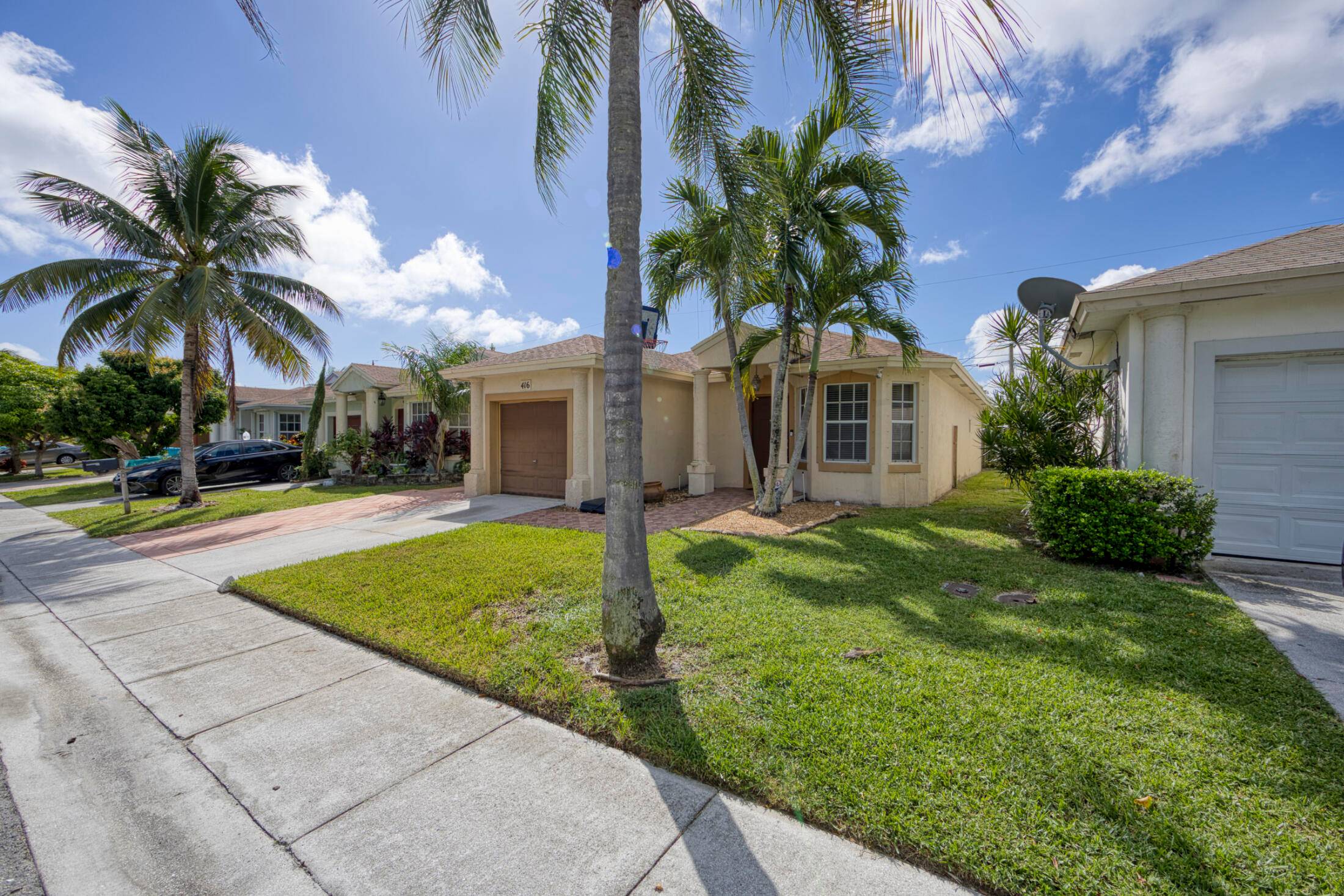 Charming oasis in the heart of Boynton Beach Your Florida Dream Awaits !