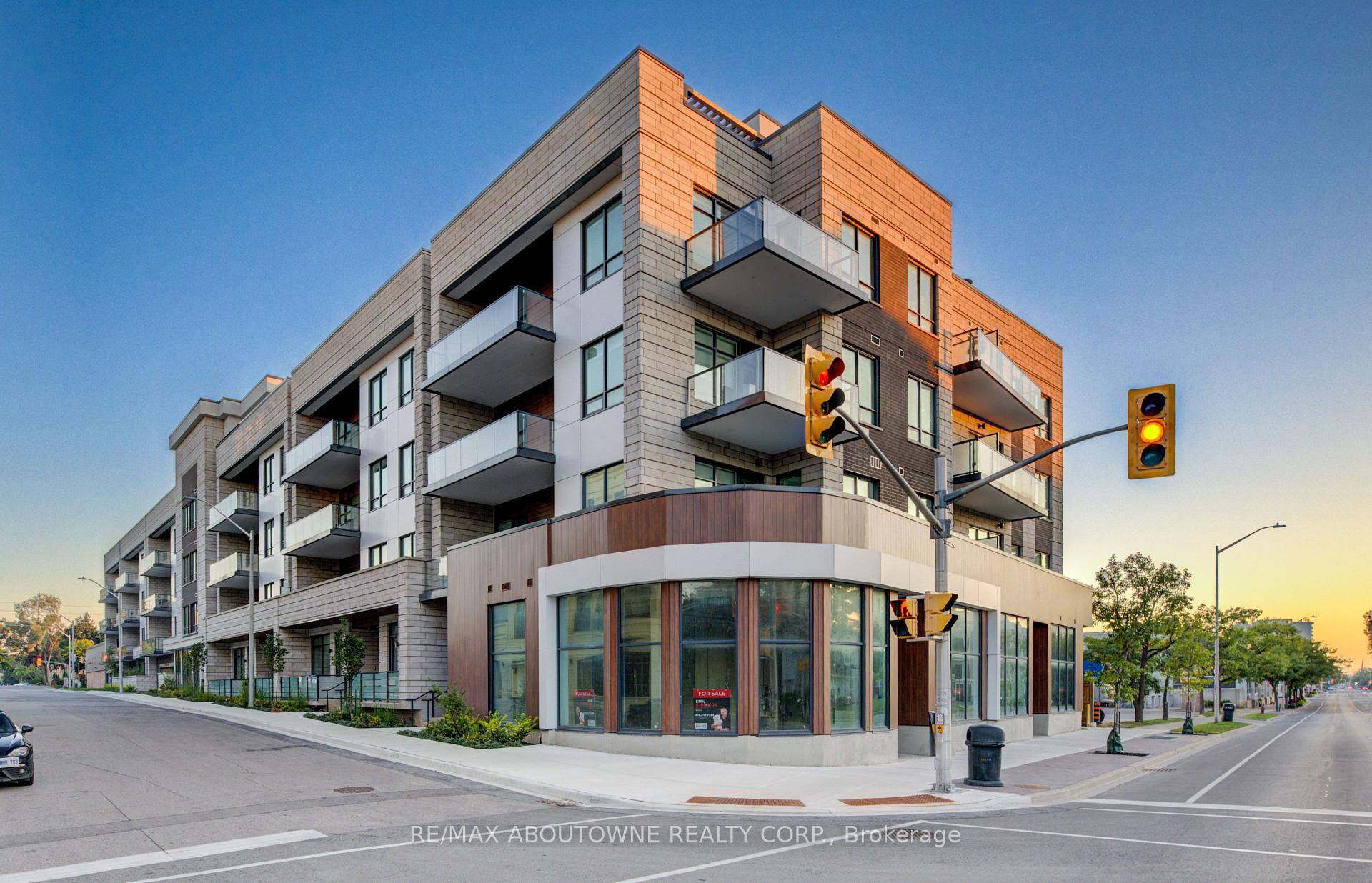 Berkshire Residences is downtown Oakville's newest luxury building, steps to shops, restaurants, cafe s, Oakville Harbour, the Oakville Club, Tannery Park, and lakefront pier.