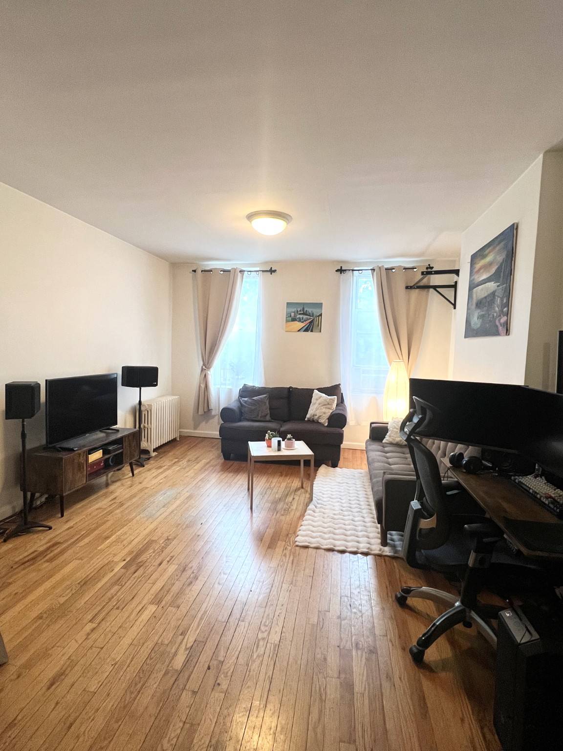 Beautiful spacious 1 Bedroom floor through apartment available June 1st !