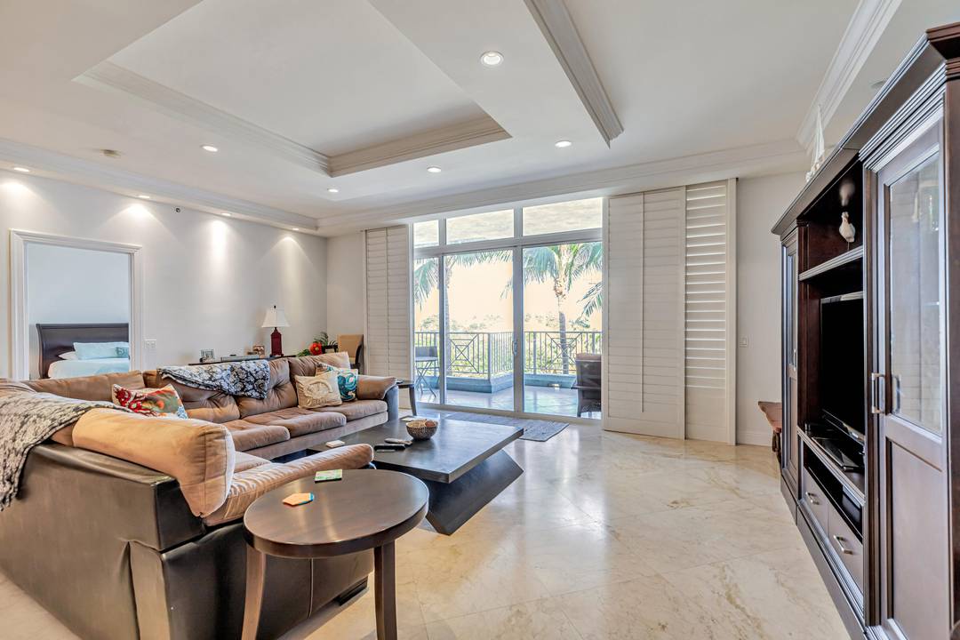 MOTIVATED SELLER ! SELLER WILL PAY ONE YEAR OF HOA FEES AT CLOSING A RARE BONUS OPPERTUNITY !