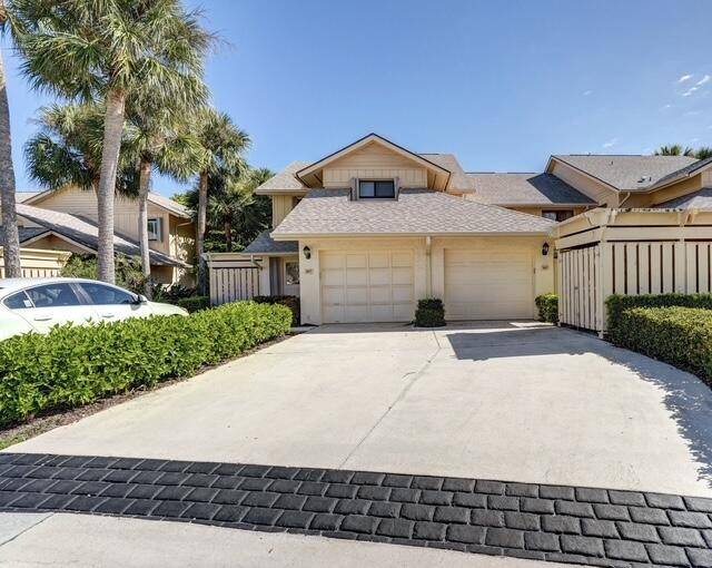 Welcome to 167 Waterbend Drive, an exquisite 2 bedrooms 2 bathrooms condominum in Jonathan's Landing, one of Jupiter's most prestigious gated communities.
