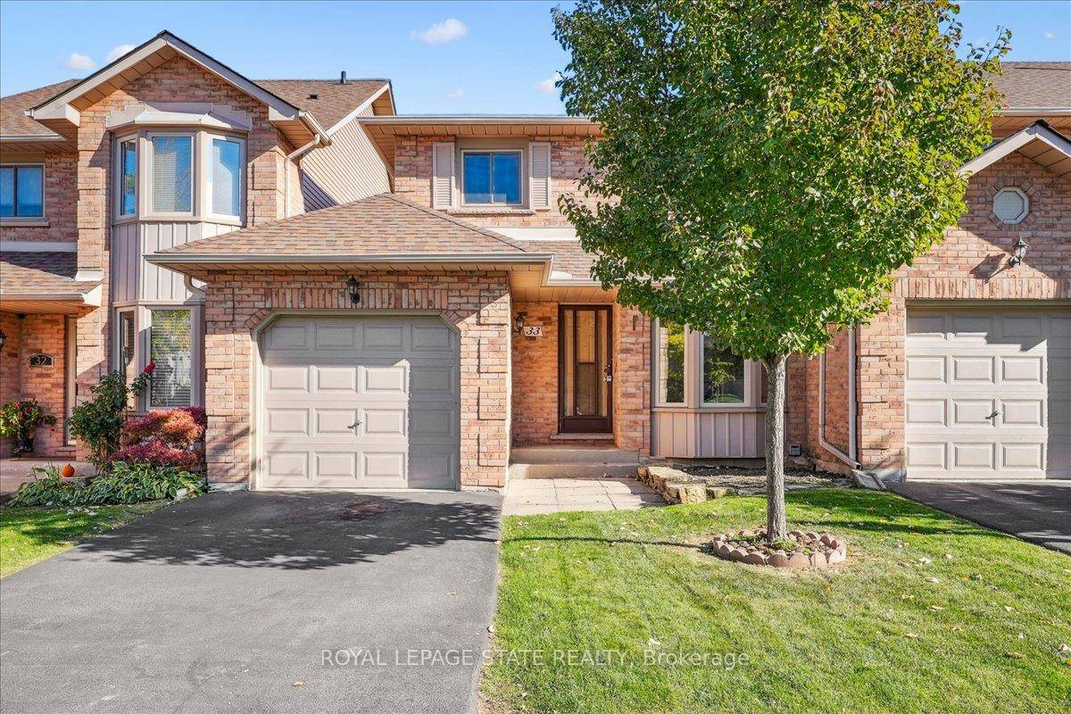 Beautifully maintained link style townhome in a sought after community offering quick and convenient access to the QEW toward Niagara.