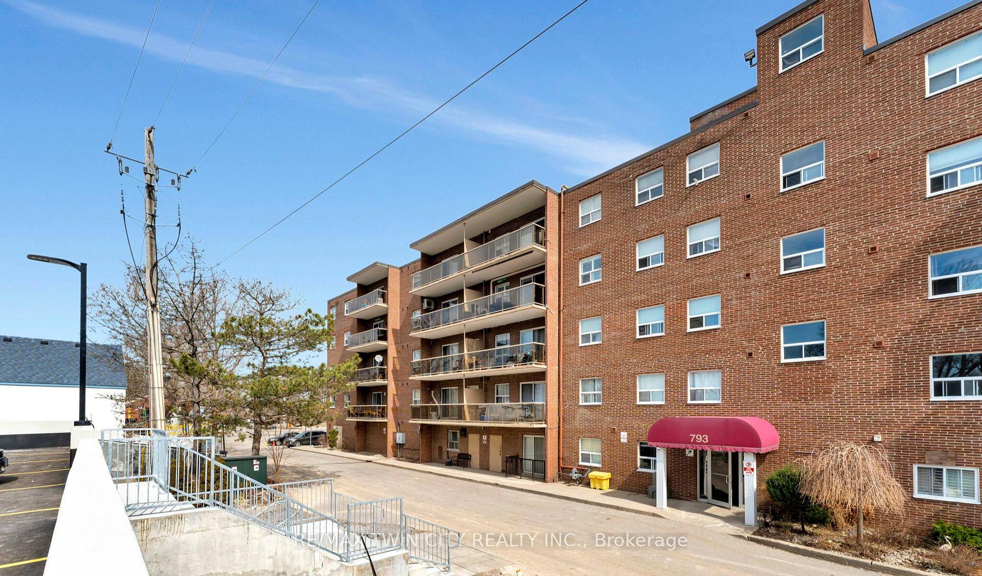 Welcome to 207 793 Colborne Street in the City of Brantford !