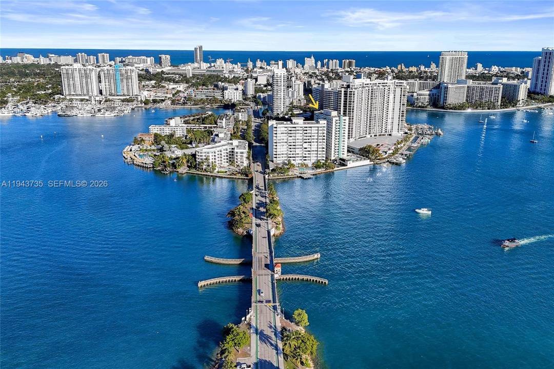 Wonderful large 1bed 1. 5bath at Island Terrace on Belle Isle a great place to call home !