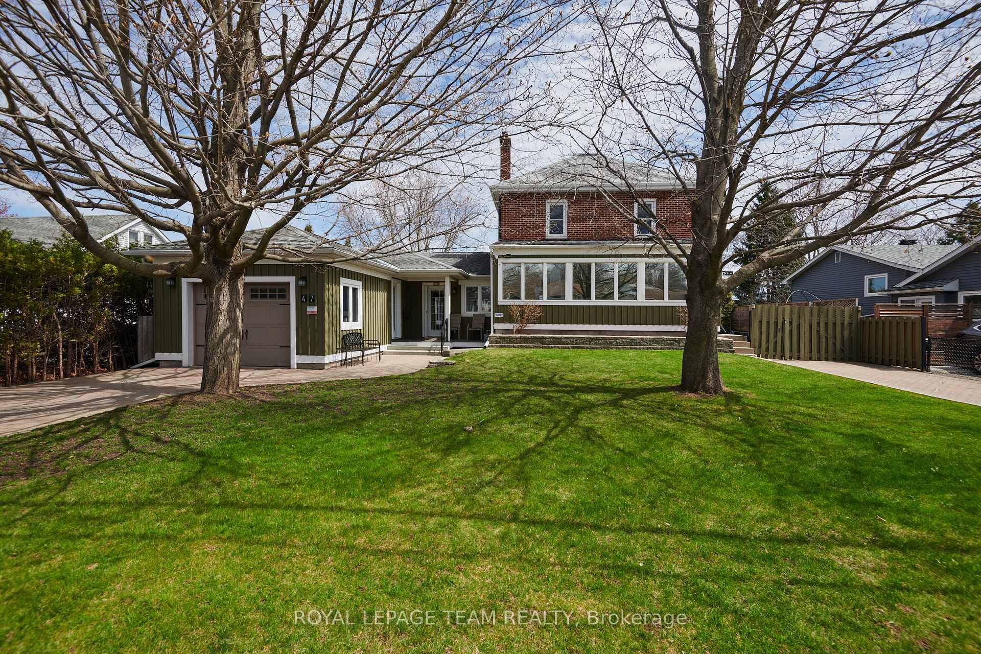 A Multi Generational Home in Brockville !