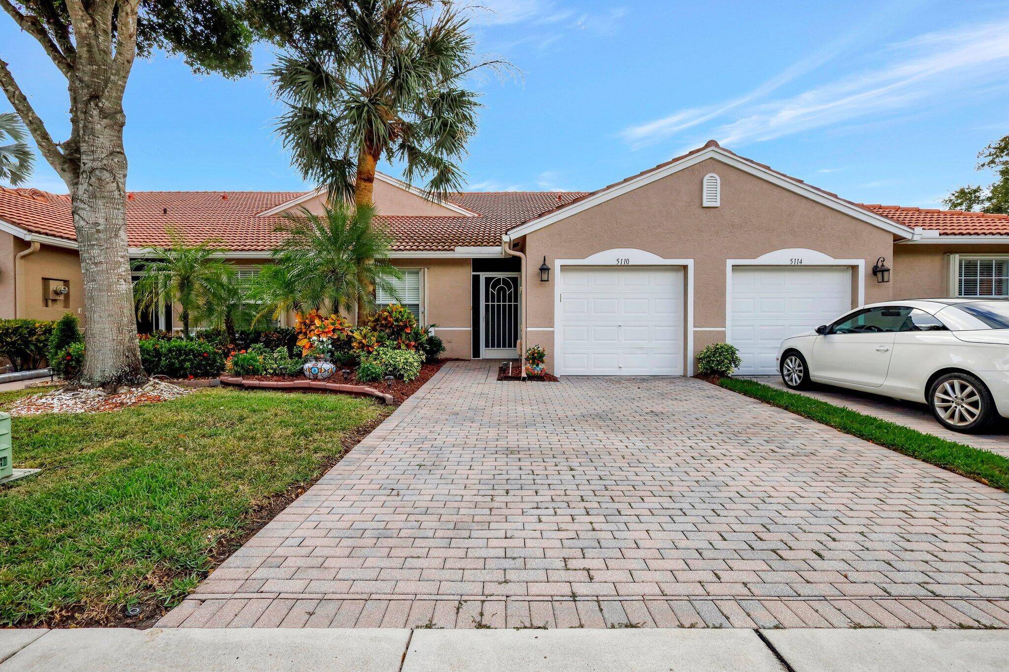 Light and Bright, 2 bedroom den villa in the highly sought after Tuscany Bay.