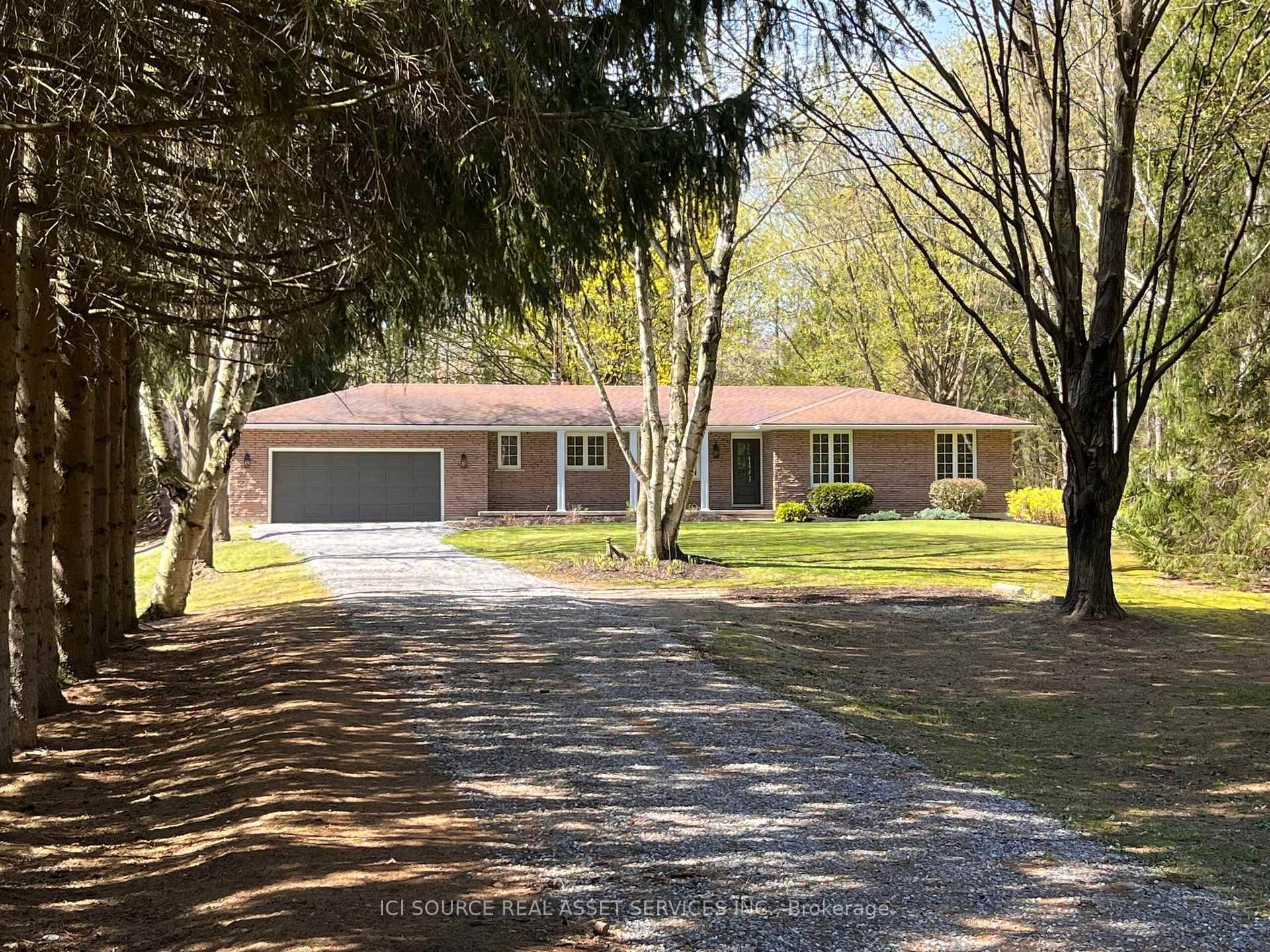 Incredibly quiet country estate nestled into 8.