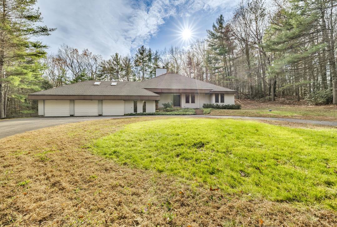 Tucked away on a quiet private road, situated on a 4 acre lot, is this beautiful contemporary ranch which has been constructed with steel ibeams, offers the perfect blend of ...