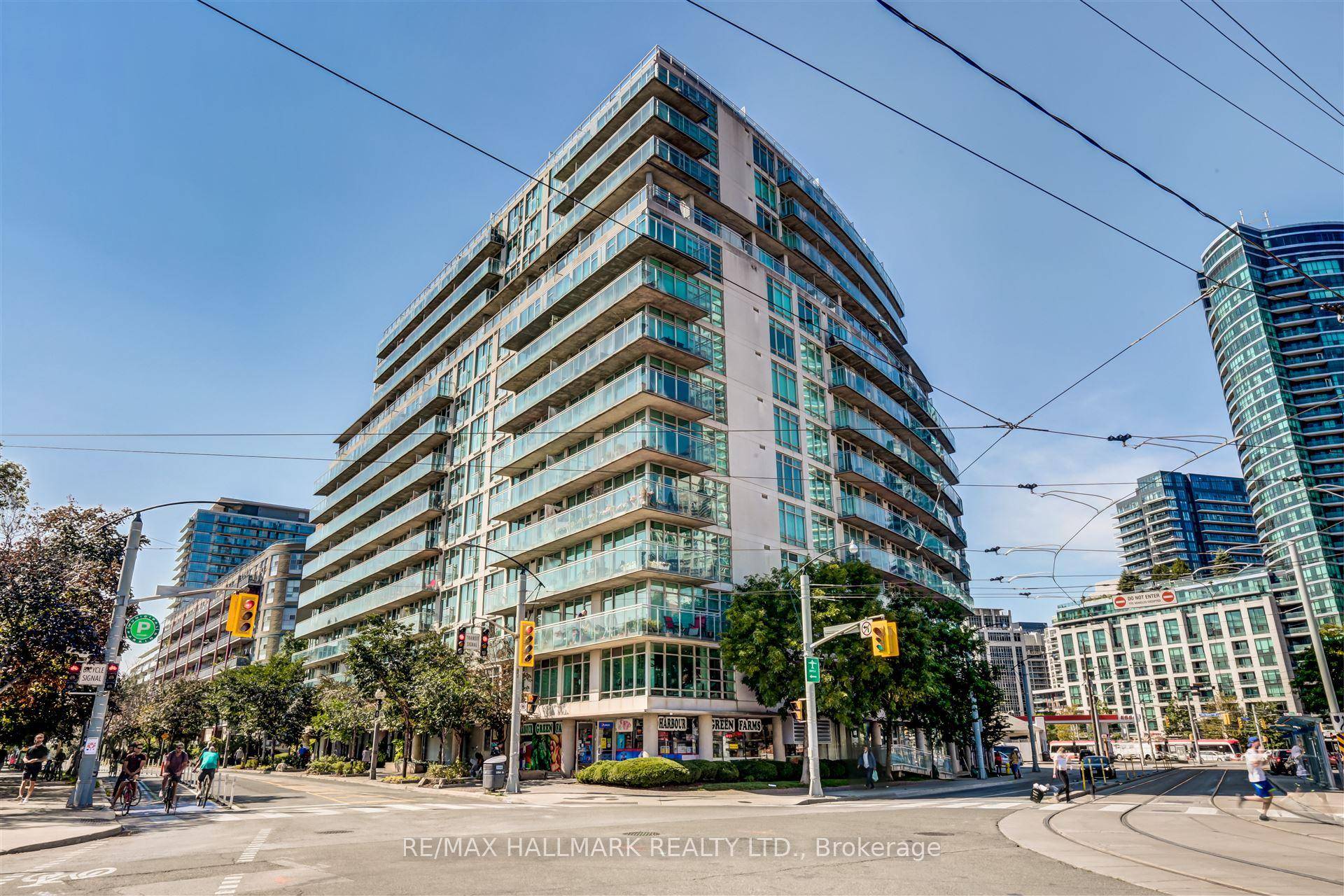 Welcome to upscale waterfront living in this beautifully designed 1 2 bedroom condo, perfectly situated in heart of Harbourfront.