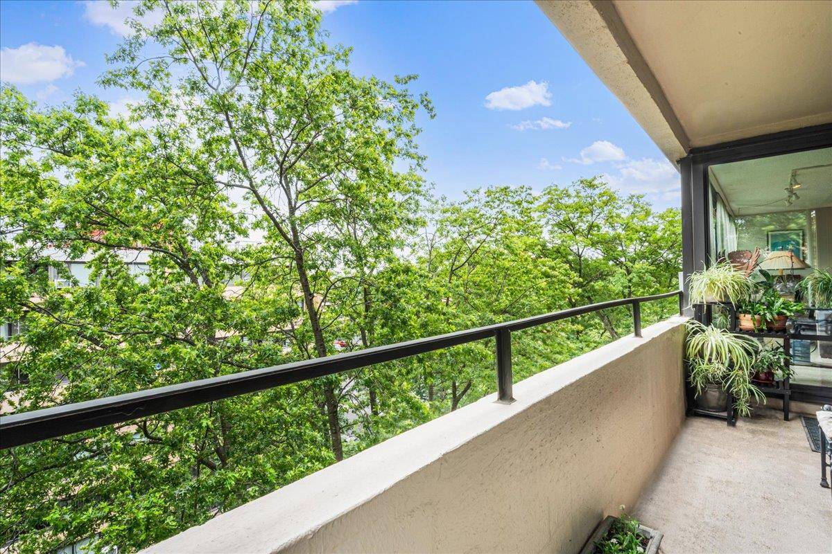 Welcome to this spacious two bedroom apartment in the desirable Le Havre community of Beechhurst.