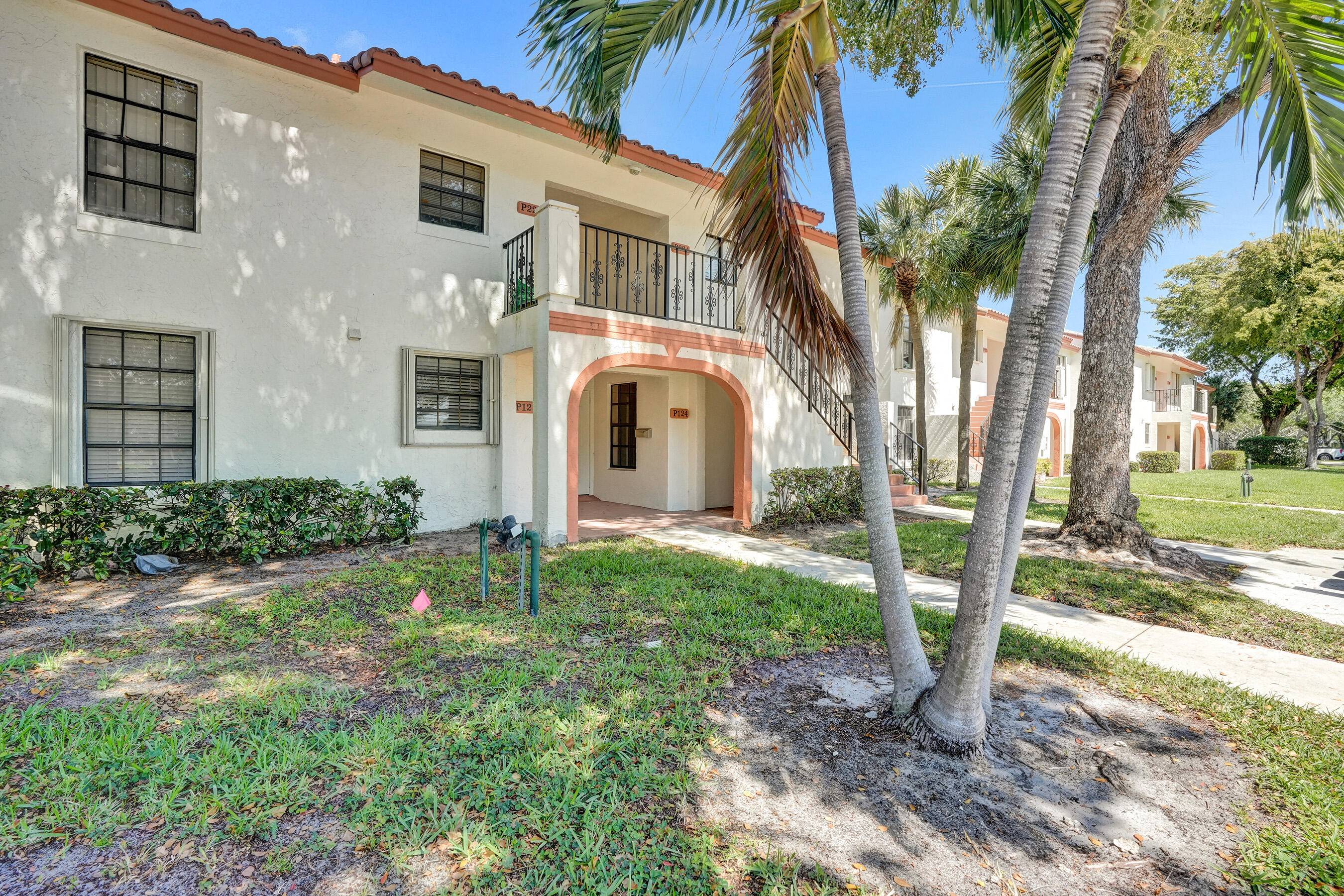 Discover this exceptional 2 bedroom, 2 bathroom split plan condo in the highly desirable Lake Windwood community of East Boca Raton.