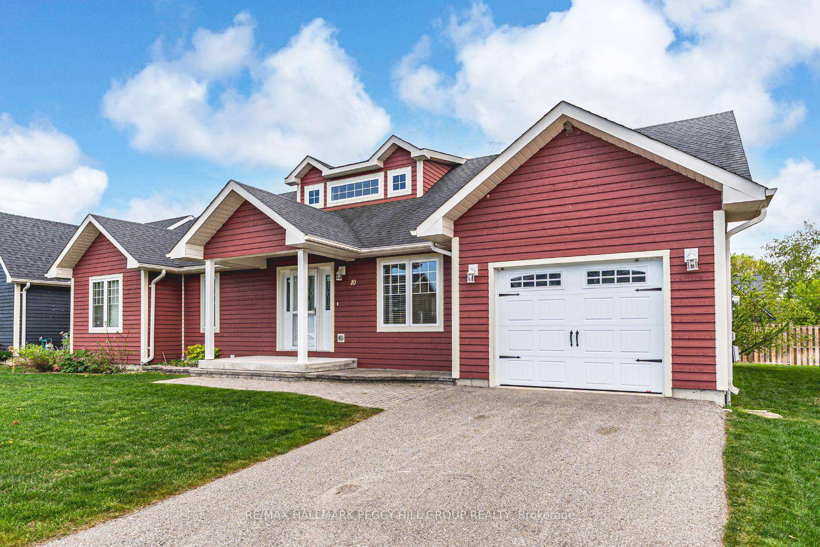 WALK TO THE WATER, ENJOY ONE LEVEL LIVING amp ; TAKE ADVANTAGE OF TOP NOTCH AMENITIES !