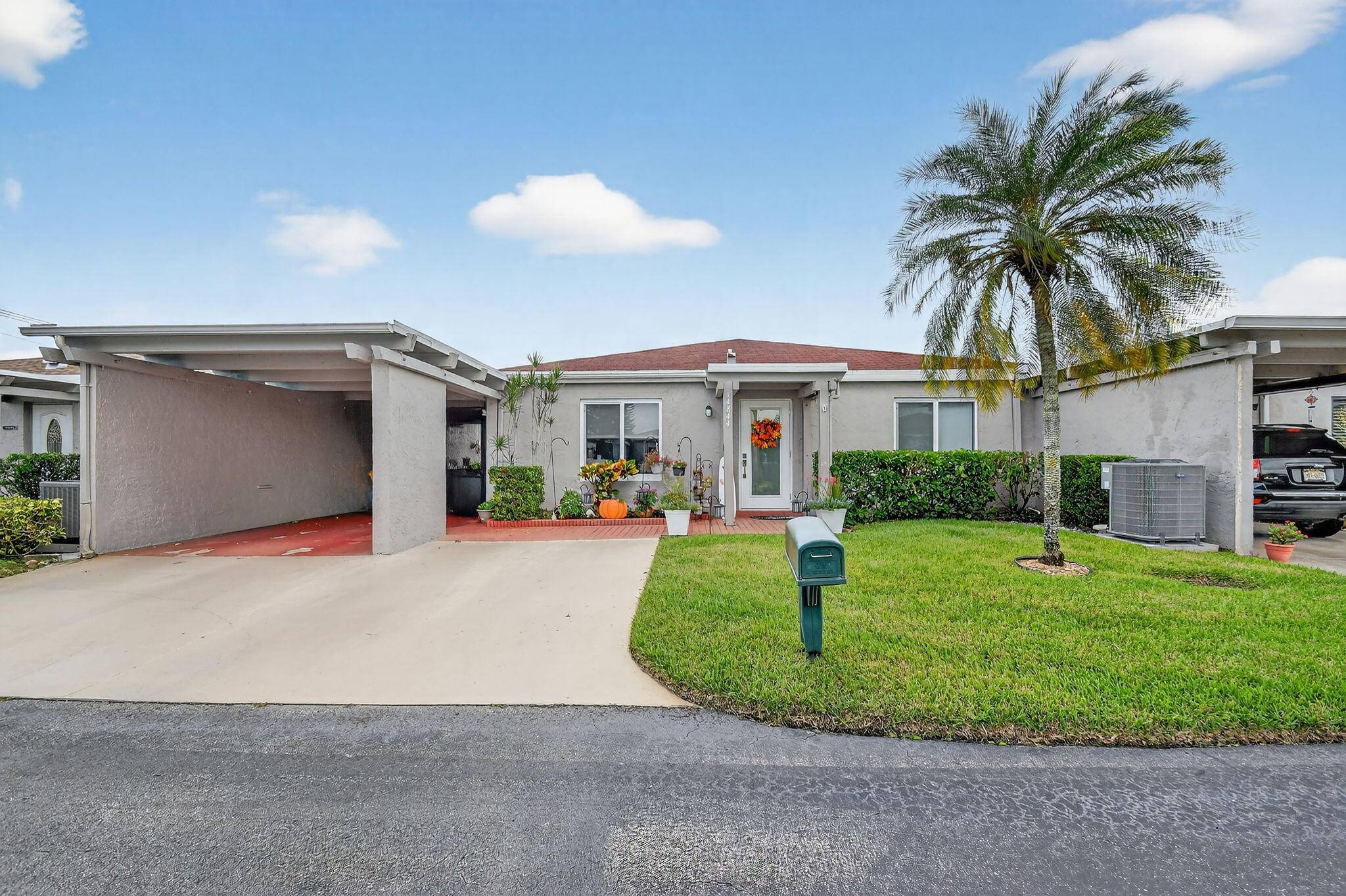 Welcome to this COZY 2 bedroom, 2 bath Villa in the desirable 55 Camelot Village Community.