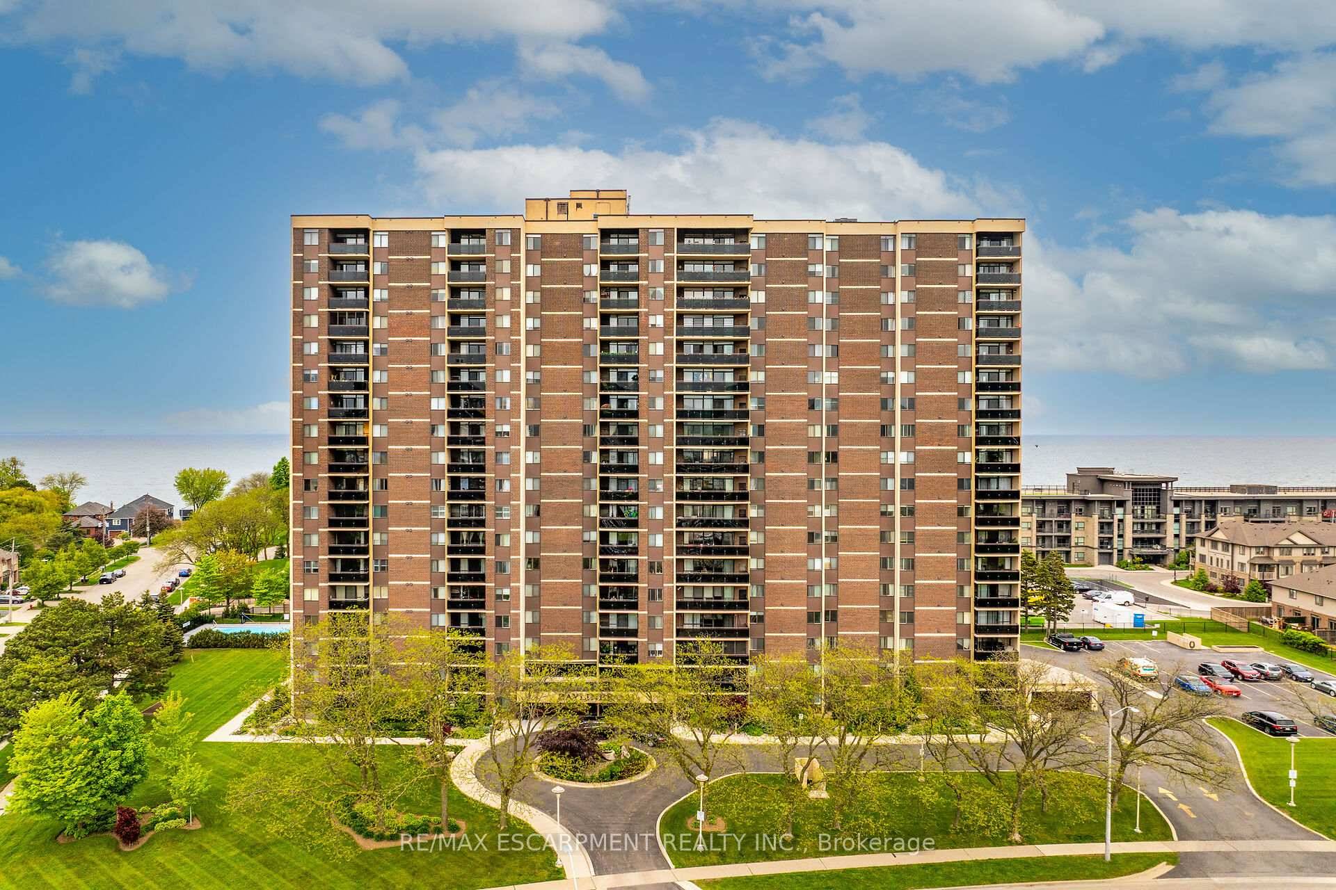 Breathtaking 2 Bed Den Waterfront Condo with Panoramic Lake Views.